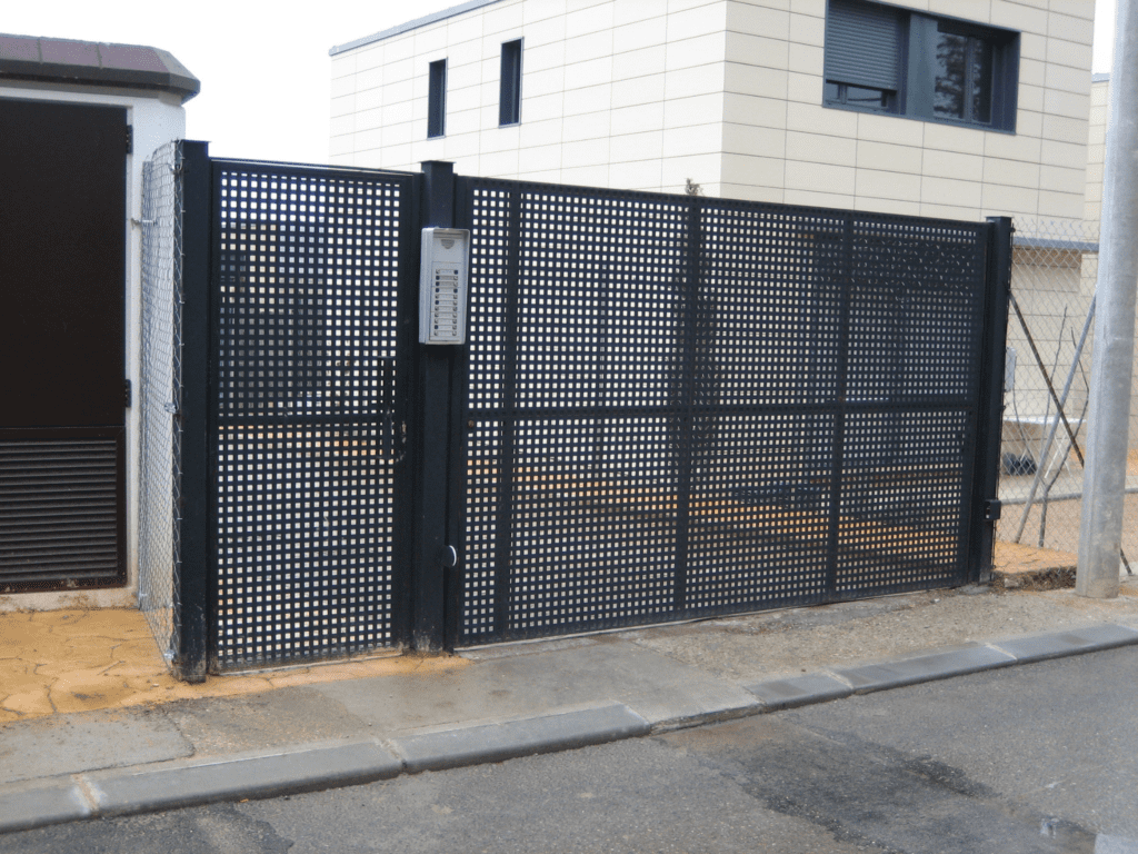 Puerta acceso vehículos – Modelo chapa perforada